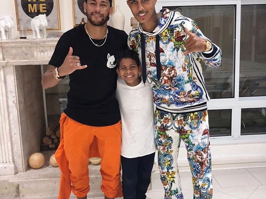 Com Neymar e MC Livinho